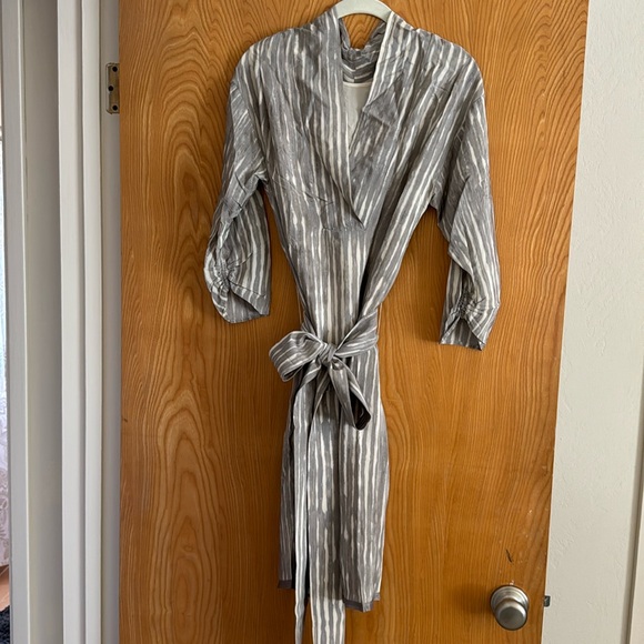 BCBG MaxAzria Runway, V Neck Grey and White Silk Tie Dress, size XS - Picture 3 of 7